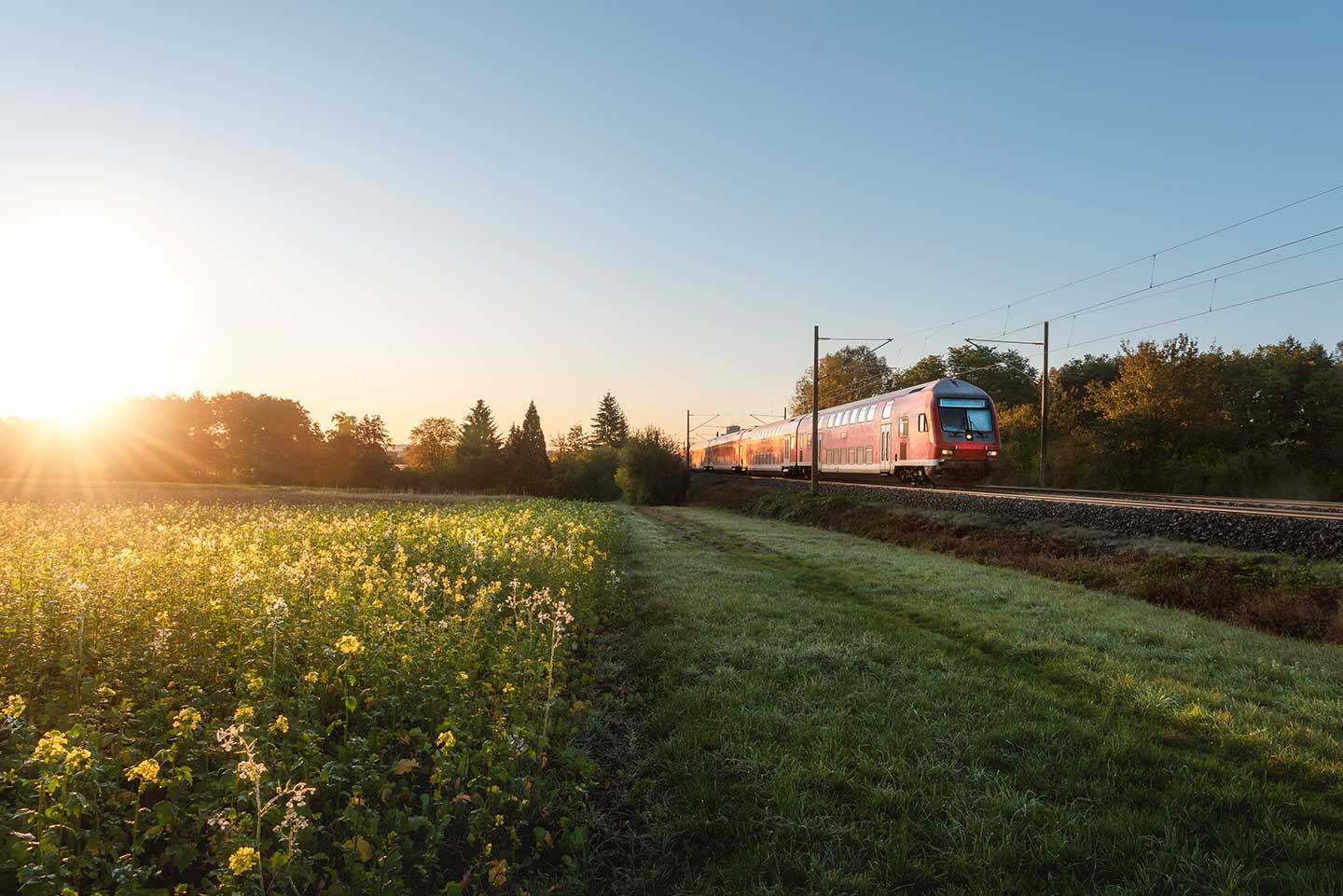 Für mehr Nachhaltigkeit: Die Deutsche Bahn bringt Personen- und Güterverkehr von der Straße auf die Schiene. Deutsche Bahn liegt bei Nachhaltigkeit und Zukunftsfähigkeit vorne